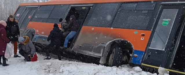 В Омске автобус с пассажирами съехал в кювет